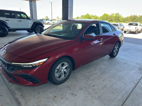 Used 2024 Hyundai Elantra SE FWD image 1