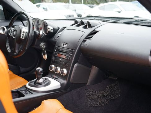 Used 2006 Nissan 350Z Touring w/ (N93) Cargo Convenience Pkg image 20