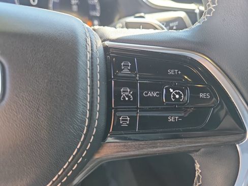 Used 2023 Jeep Grand Cherokee Overland AWD/4WD image 17