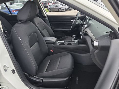 Used 2025 Nissan Altima 2.5 SV FWD image 18