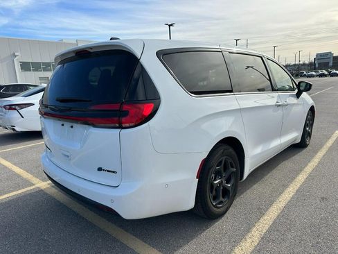 Used 2024 Chrysler Pacifica Limited image 8