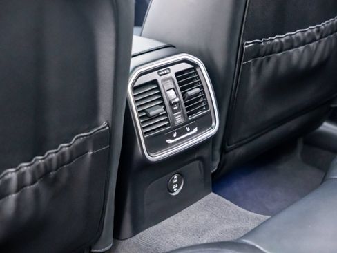 Certified 2026 Porsche Macan AWD/4WD image 18