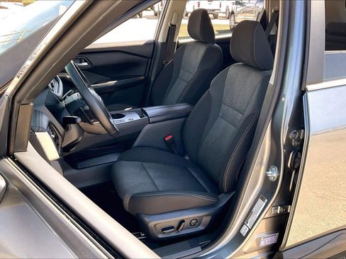 Used 2025 Nissan Rogue SV image 8