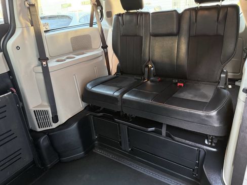 Used 2019 Dodge Grand Caravan SXT image 19