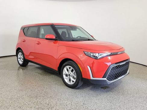 Used 2025 Kia Soul LX w/ LX Technology Package FWD image 4