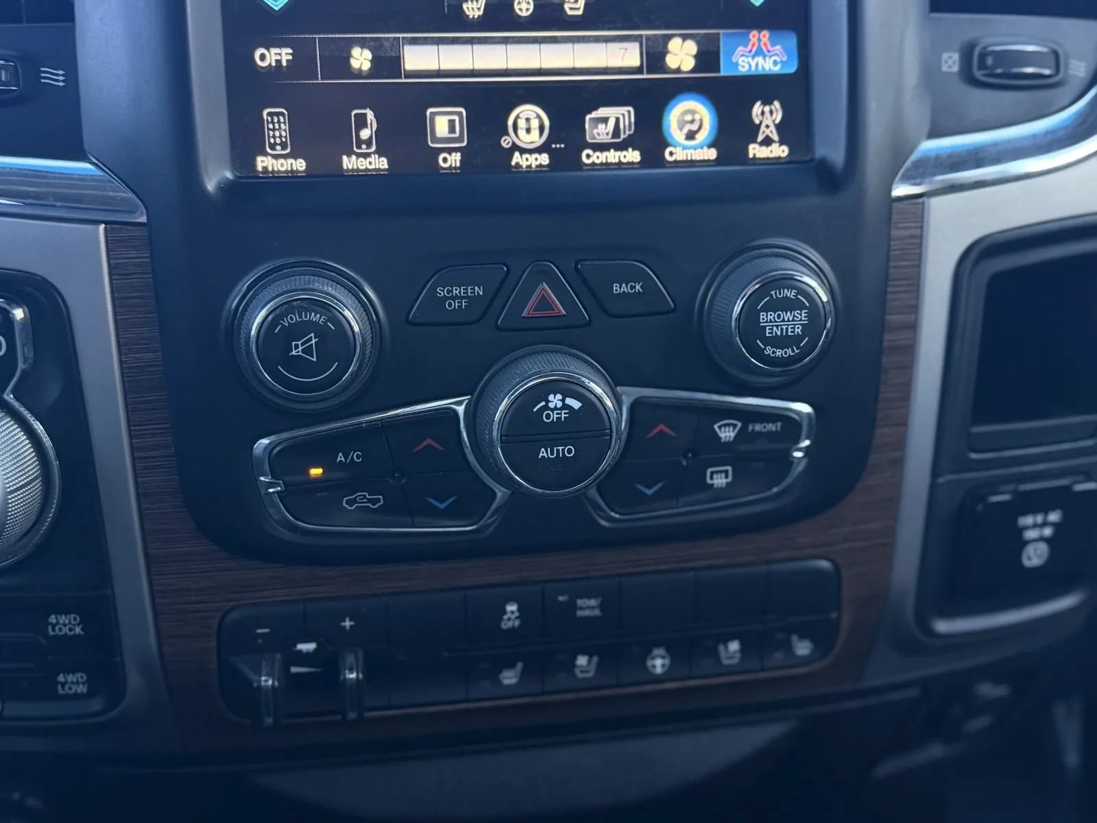 Used 2017 RAM 1500 Laramie AWD/4WD image 32