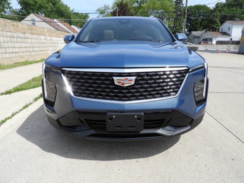 Used 2025 Cadillac XT4 Premium Luxury w/ Cold Weather Package AWD/4WD image 4