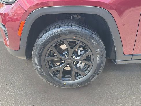 Used 2024 Jeep Grand Cherokee Altitude image 38