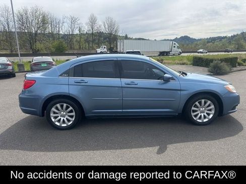 Used 2011 Chrysler 200 Touring FWD image 4