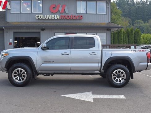 Used 2018 Toyota Tacoma TRD Off-Road AWD/4WD image 9