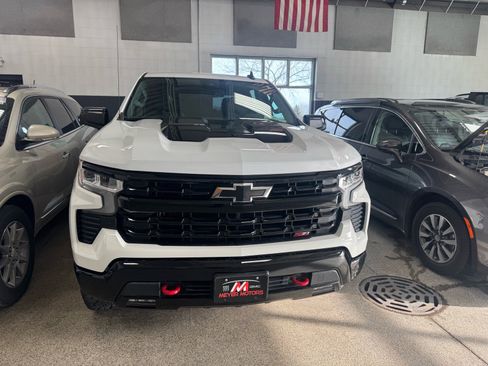 Used 2024 Chevrolet Silverado 1500 LT Trail Boss w/ Convenience Package II image 2
