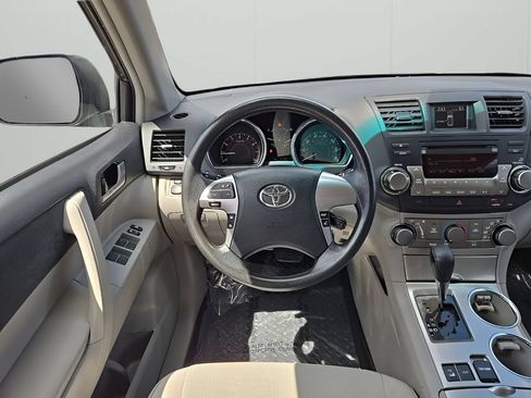 Used 2012 Toyota Highlander 4WD w/ Tech Pkg image 24