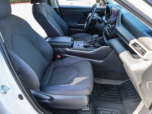 Used 2023 Toyota Highlander LE AWD/4WD image 7