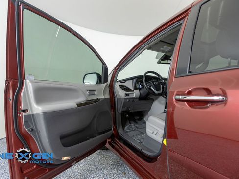 Used 2019 Toyota Sienna XLE w/ XLE Navigation Package AWD/4WD image 9