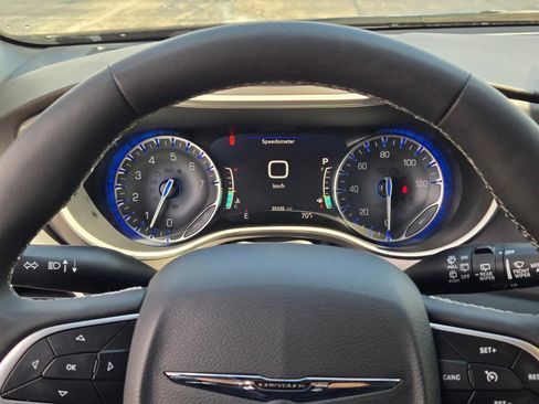 Used 2025 Chrysler Pacifica Select image 34