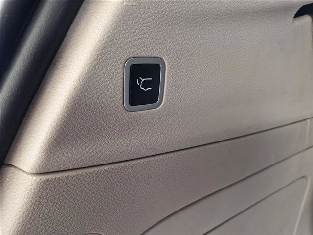 Used 2022 Chrysler Pacifica Touring-L w/ Uconnect Theater Family Group FWD image 7