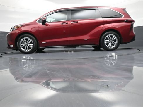 Used 2021 Toyota Sienna Platinum AWD/4WD image 34