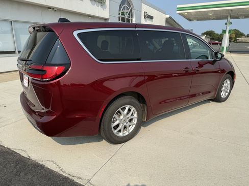 Used 2023 Chrysler Pacifica Touring-L FWD image 8