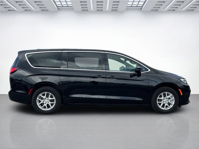 Used 2025 Chrysler Pacifica Select FWD image 40