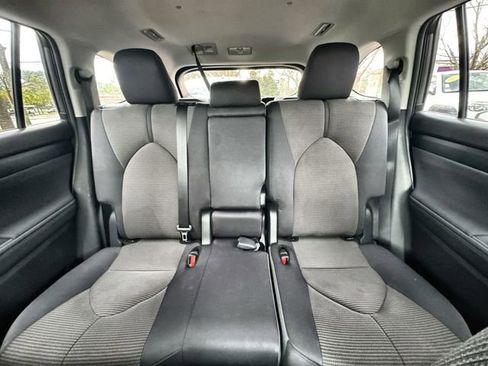 Used 2024 Toyota Highlander LE image 30