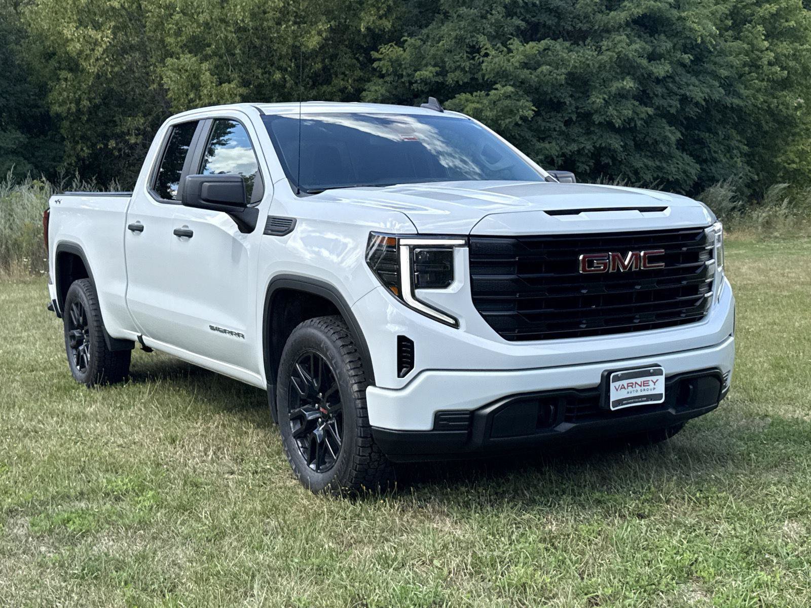 Used 2023 GMC Sierra 1500 Pro w/ Graphite Edition AWD/4WD image 3
