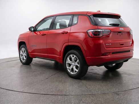 Used 2025 Jeep Compass Latitude AWD/4WD image 6