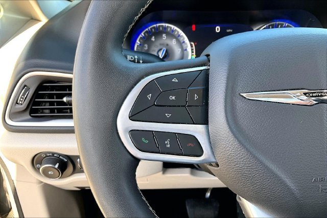 Used 2023 Chrysler Pacifica Touring-L FWD image 11