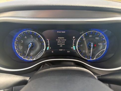 Used 2024 Chrysler Pacifica Touring-L FWD image 17