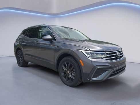 Used 2024 Volkswagen Tiguan SE w/ Panoramic Sunroof Package FWD image 8