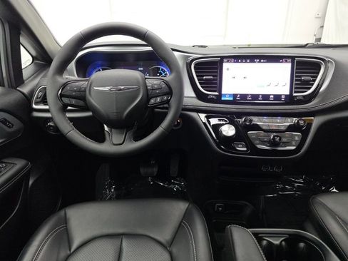 Used 2023 Chrysler Pacifica Touring-L w/ S Appearance Package FWD image 16