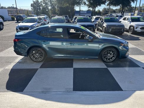 Used 2025 Toyota Camry SE image 3