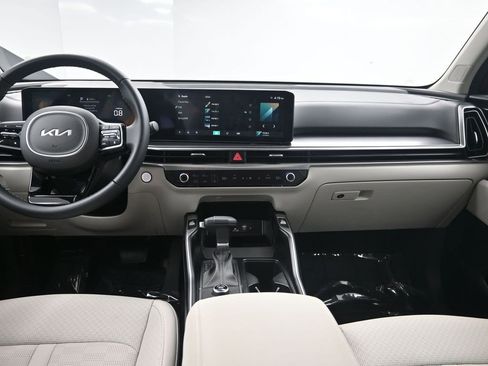Certified 2025 Kia Sorento EX image 33