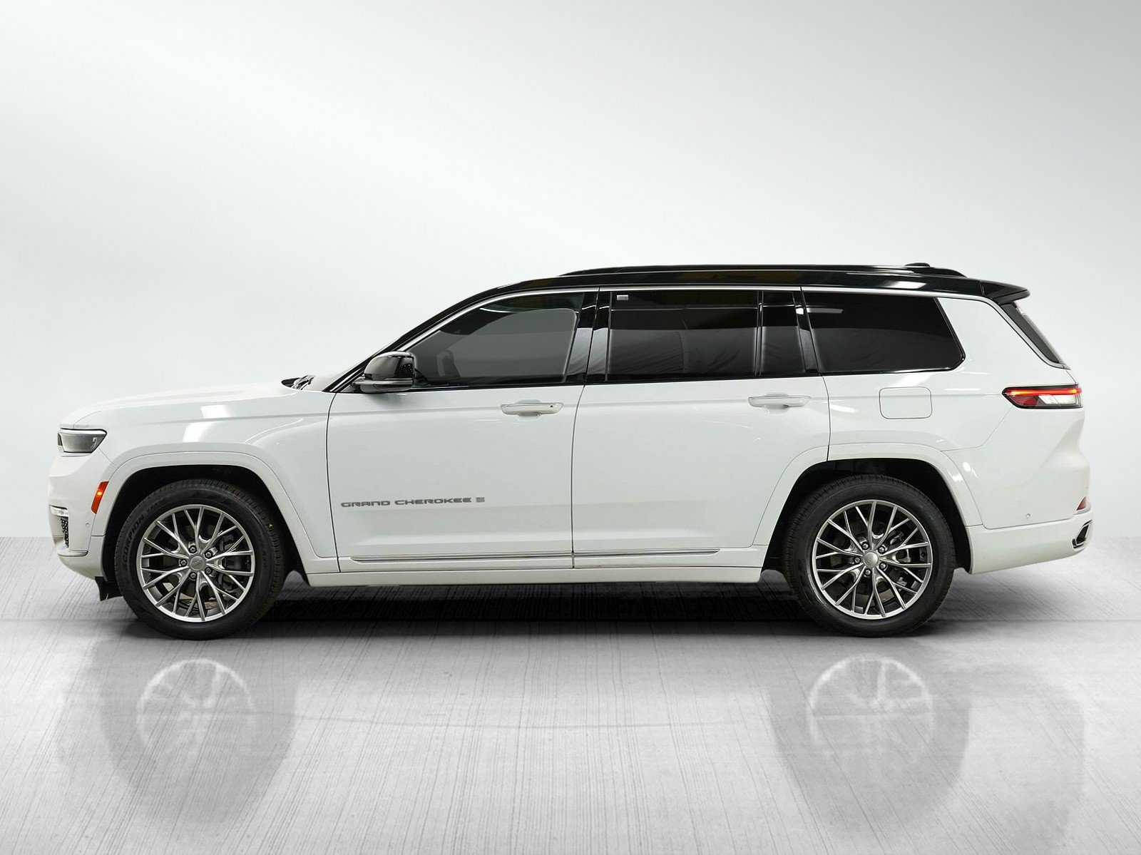 Used 2024 Jeep Grand Cherokee L Summit w/ Advanced Protech Group IV AWD/4WD image 2