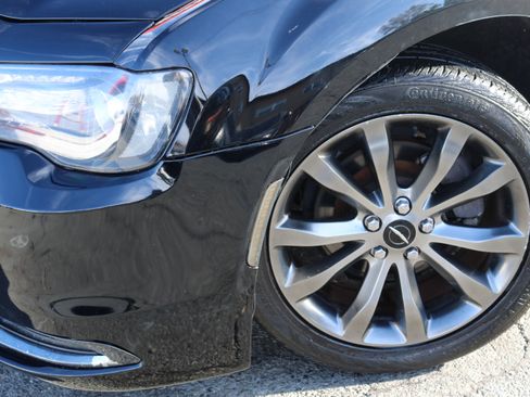 Used 2019 Chrysler 300 S image 4