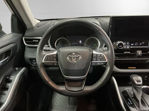 Used 2023 Toyota Highlander XLE AWD/4WD image 12