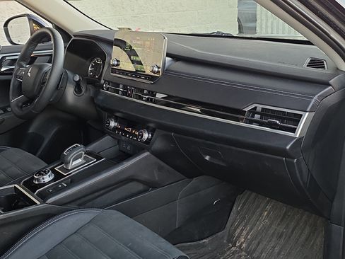 Used 2024 Mitsubishi Outlander SE image 25
