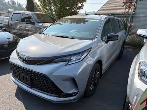 Used 2026 Toyota Sienna XSE AWD/4WD image 4