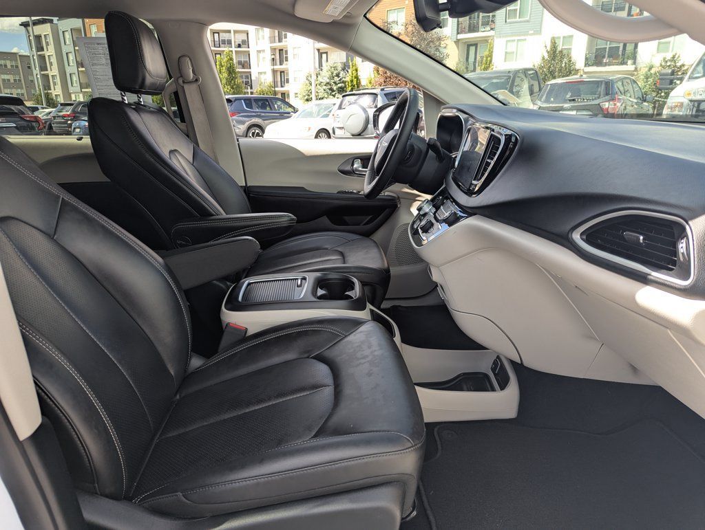 Used 2024 Chrysler Pacifica Touring-L FWD image 36