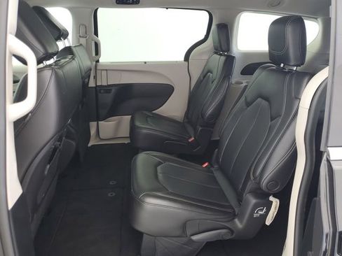 Used 2023 Chrysler Pacifica Touring-L image 13