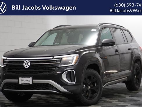 Used 2025 Volkswagen Atlas Peak Edition SE image 1