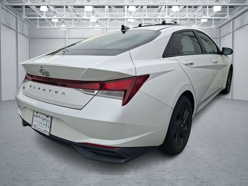 Used 2022 Hyundai Elantra SEL FWD image 3