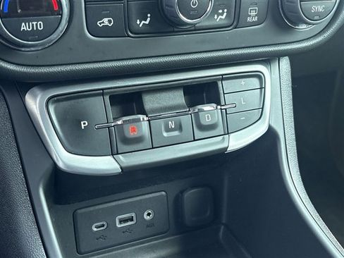 Used 2023 GMC Terrain SLE w/ Driver Convenience Package image 15