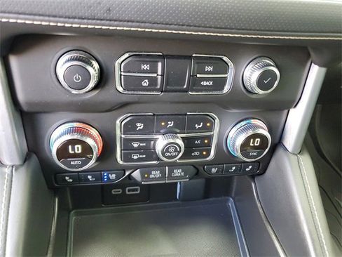 Used 2024 GMC Yukon XL SLT w/ SLT Luxury Package image 22