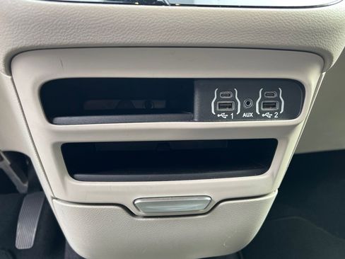 Used 2023 Chrysler Pacifica Touring-L image 40