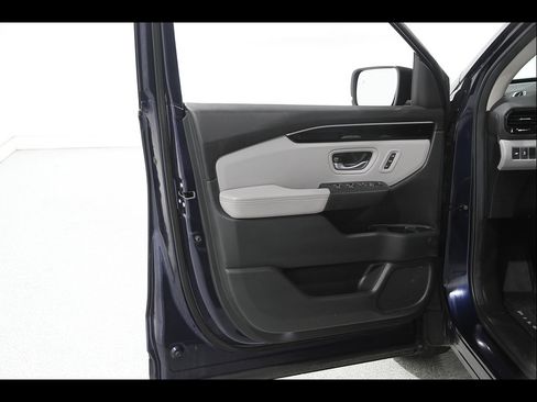 Used 2025 Honda Pilot Touring image 4