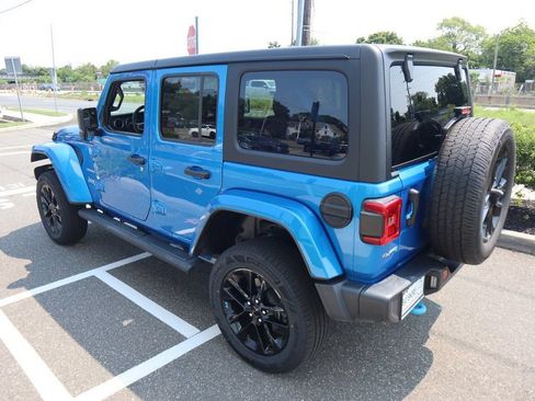 Used 2023 Jeep Wrangler Unlimited Sahara w/ Cold Weather Group AWD/4WD image 8