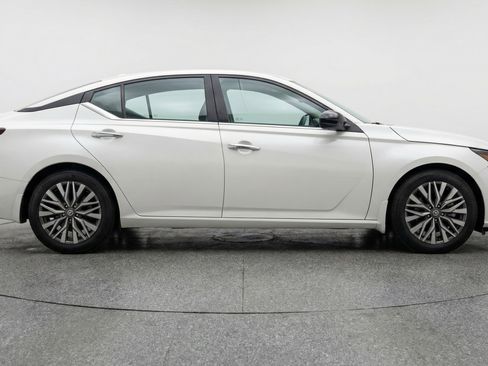 Used 2025 Nissan Altima 2.5 SV FWD image 8