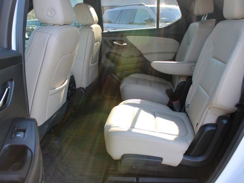 Used 2022 Chevrolet Traverse LT w/ LT Premium Package image 17