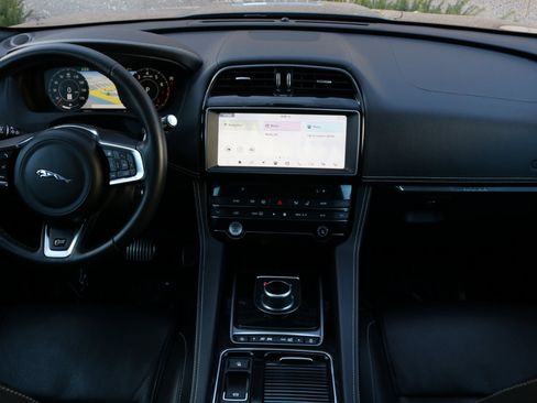 Used 2019 Jaguar F-PACE S image 24