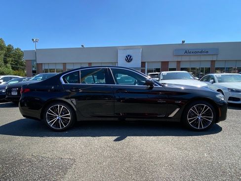 Used 2023 BMW 530e xDrive w/ Premium Package image 2